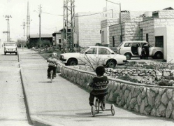 רוכבים ברחוב השיירות - מבט מזרחה