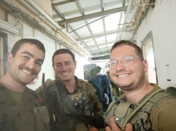 מימין לשמאל: צבי ג'יקובס, אורי שפיצר, עמיחי ברגר
פגישה אי שם בחזית הצפונית
