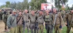 מימין לשמאל: אריאל פרידלר, ליקו פרידלר, אביתר סלומון, יצחק גור, יצחק מדן, דני פרידלר, אריה וינשטוק
טקס יציאה מעזה של חטיבה 11