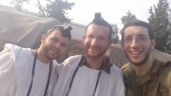 מימין לשמאל: יהונתן שור, גבריאל סונא ואמיתי אשכנזי (חתן של משפחת עוזי ואיילה כהן) בחזית הדרום