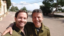 רוג'ר שפיצר (מימין) ובנו אייל - הגמ"ר עציון
