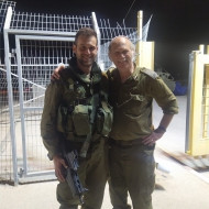 הלל אפלבאום (מימין) ובנו אסף.  
אזור גנין