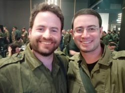 האחים אורי (מימין) ונדב שפיצר בחזית הצפון