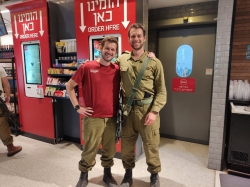 אסף ואביעד אפלבאום במפגש מקרי בדרך