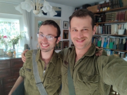 אסף (מימין) ואריה אפלבאום