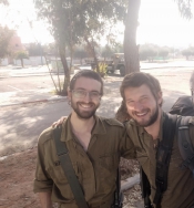 אביעד אפלבאום (מימין) וידידיה יסלזון בשדרות