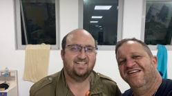 ג'ימי יהודה (מימין) בעל המכולת ביישוב, באחד מביקורי הפינוק לחיילים  בעוטף, עם אלעזר הכהן