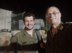 הלל אפלבאום (מימין) ובנו אביעד בגזרת יו"ש