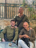 האחים דוידמן - עמית (עומד) יושבים: מעוז (מימין) ואופק, בפגישה בבית לאחר 3 חודשי לחימה בעזה
