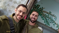 מיכה גולדנברג (מימין) ואיתן ברנד בעוטף עזה
