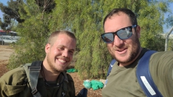שחר קלנר (מימין) וגדעון אודס 
בחזית הדרום