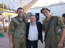 מימין לשמאל: עקיבא פרידמן, הרב יצ רימון, אייל יוליס
בחזית עזה