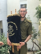 יהונתן שור מביא ספר תורה לפלוגה בגזרה הצפונית