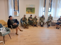 שרה קופרמן בסיפור החיים של אמה, בהשתתפות מילואימניקים מהחטמ"ר שבאו לביקור במועדון