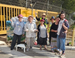 אמני אלון שבות מציירים על מיגוניות הבטון בשערי היישוב
