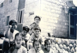 ילדי כתה ב' תשל"ג והמורה/מנהלת רותי שפירא
