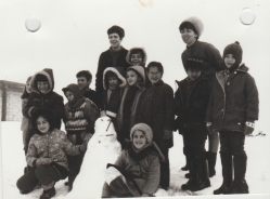 תלמידי בי"ס ו"התלמיד הזמני" בחורף תשל"ג, 1973, במרכז היישוב
