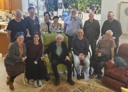 פגישת מחזור תשפ"ה, 2025
שורה עליונה מימין: גלעד סרי לוי, אלכס פרל, איציק ברטוב (יוליס), בת-אל גודיס (שביב). ליאת כהן (ינאי), ציפי כץ (הורוביץ), ינון נתנאל.
יושבים מימין:  שמי רגנסבורגר, קובי ניר, עמוס ספראי, אילה לאופר (מנדל), אורה מייזליש (קלין). 
חסר בתמונה: אלישע פלג.  
צילום: שרה ספראי