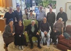 פגישת מחזור תשפ"ה, 2025
שורה עליונה מימין: גלעד סרי לוי, אלכס פרל, איציק ברטוב (יוליס), בת-אל גודיס (שביב). ליאת כהן (ינאי), ציפי כץ (הורוביץ), ינון נתנאל.
יושבים מימין:  שמי רגנסבורגר, קובי ניר, עמוס ספראי, אילה לאופר (מנדל), אורה מייזליש (קלין). 
חסר בתמונה: אלישע פלג. 
צילום: שרה ספראי