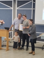 נציגי צוות ארזים - בני עקיבא, שהפעילו את הילדים הצעירים של משפחות ק. שמונה בימי שלישי, מקבלים תעודת הוקרה.