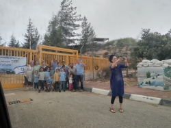 תמונת פרידה ליד השער הצהוב