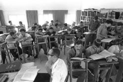 בבית המדרש הישן - מלפנים הרב ליכטנשטיין. בין התלמידים: אשר ירון הי"ד, שריאל בירנבוים הי"ד, הרב יעקב מדן, יהודה עציון, יהודה שוורץ ז"ל, הרב שלמה לוי,